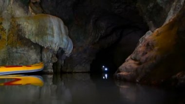 Kemerler Dağı nın altında bir teknede eğlence.