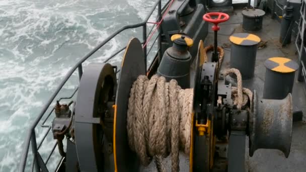 Grote veerboot met touwen op dek close-up — Stockvideo