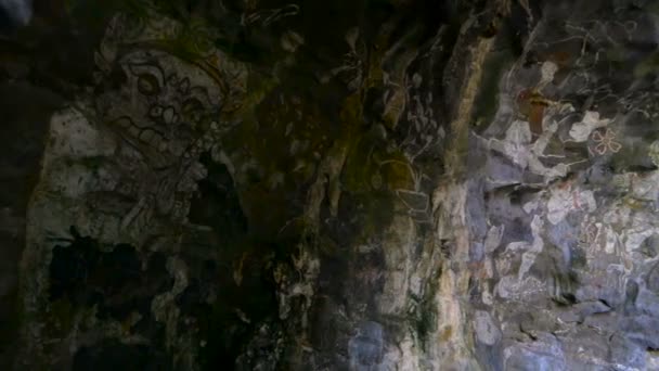 Pintura histórica en la cueva de arenisca. Foco en el arte histórico en la pared . — Vídeo de stock