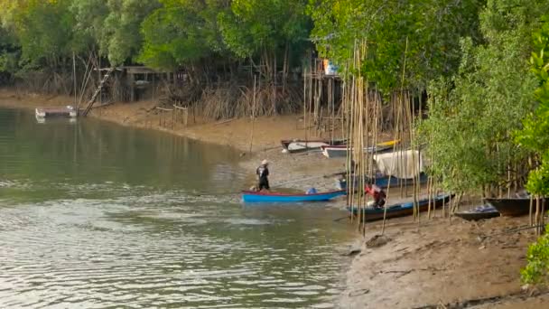 Phangnga, Tayland - 23 Aralık, 2017: nehir kıyısında konuşurken balıkçılar. — Stok video