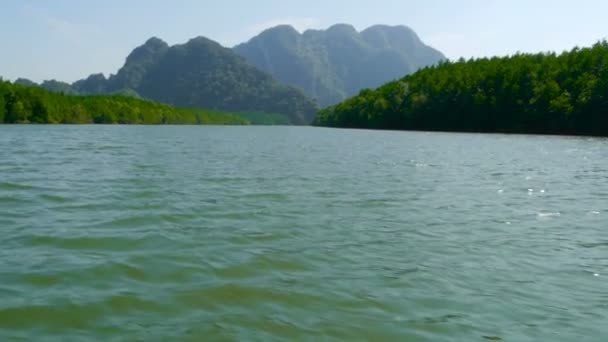 Pittoreska berg jag avståndet ovanför vattnet i floden — Stockvideo