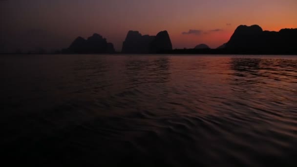 Romántico atardecer púrpura sobre el mar más allá de las montañas — Vídeo de stock