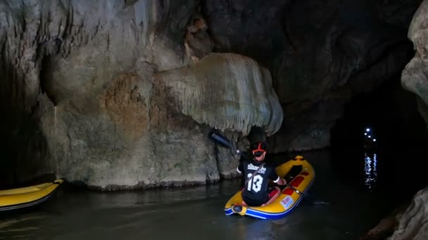 Tempo libero su una barca sotto gli archi della montagna . — Video Stock