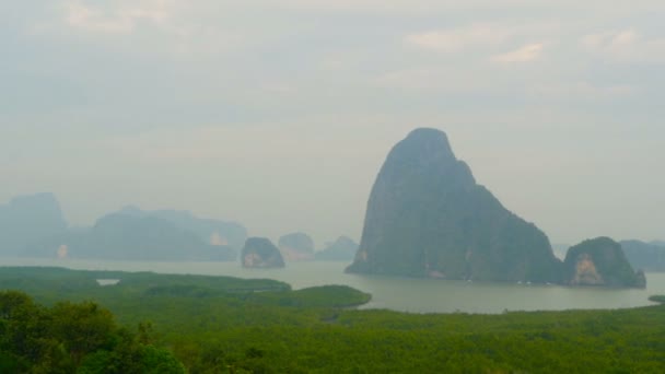 Mystiska utsikt över bergen i töcken av dimma — Stockvideo