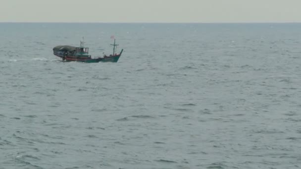 Pequeño barco pescador resiste altas olas durante una tormenta — Vídeo de stock