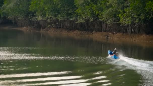 Phangnga, thailand - 23. Dezember 2017: der Fischer segelt auf dem Fluss. — Stockvideo