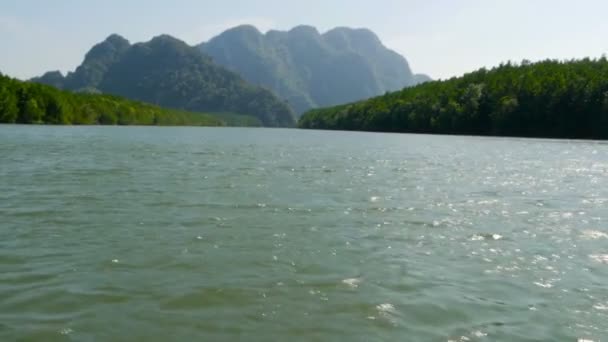 Montañas místicas distantes en la neblina sobre el río — Vídeo de stock