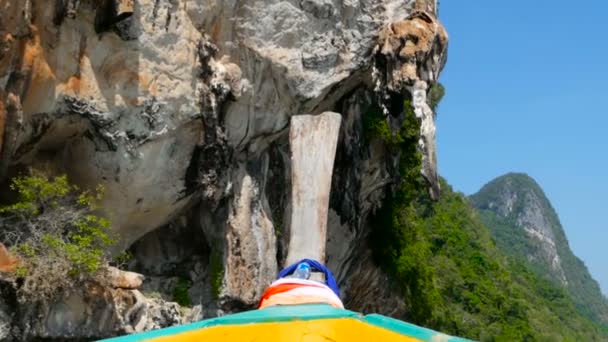 Ταϊλανδικό troditional longtail βάρκα κολυμπάει κάτω από το βουνό του καρστικού — Αρχείο Βίντεο