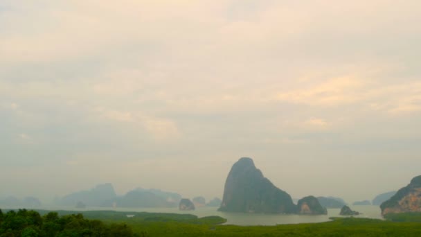 Vista mistica delle montagne nella foschia della nebbia — Video Stock