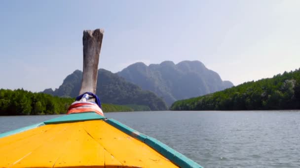 Traditionele Thaise longtail boot met linten zeilen aan de bergen — Stockvideo