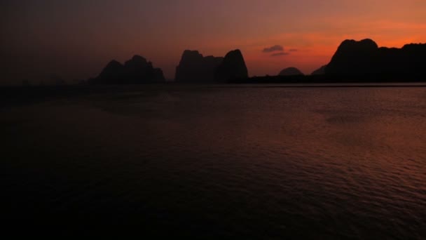 Dağlar beyond the sea üzerinde romantik mor günbatımı — Stok video