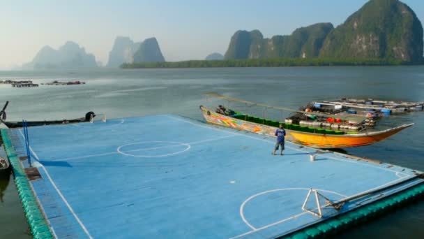 Una vista del campo de fútbol flotante en un pueblo de pescadores Koh Panyee . — Vídeos de Stock