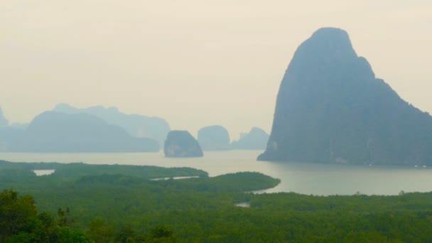 Vista mística de las montañas en neblina de niebla — Vídeos de Stock