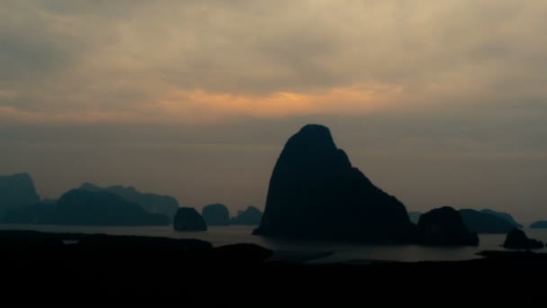Mystiska utsikt över bergen i töcken av dimma — Stockvideo
