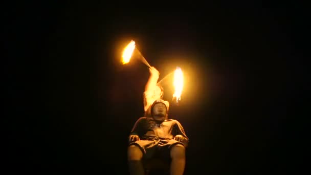 SAMUI, TAILÂNDIA - 8 DE JANEIRO DE 2018: Fireshow tailandês de praia de pescadores — Vídeo de Stock