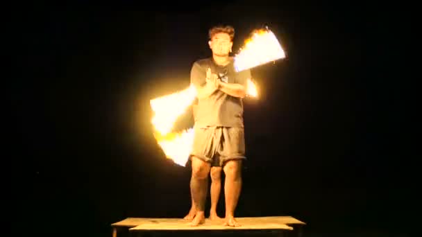 SAMUI, TAILÂNDIA - 8 DE JANEIRO DE 2018: Fireshow tailandês de praia de pescadores — Vídeo de Stock