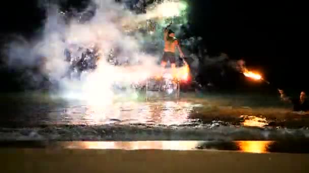 SAMUI, TAILÂNDIA - 8 DE JANEIRO DE 2018: Fireshow tailandês de praia de pescadores . — Vídeo de Stock