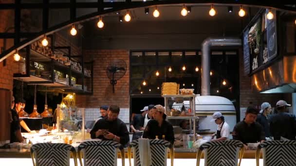 SAMUI, THAILAND - 8 DE JANEIRO DE 2018: Restaurante de praia de pescadores em estilo retro . — Vídeo de Stock