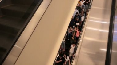 BANGKOK, THAILAND - 26 ARALIK, 2017: Siyam Paragon AVM AVM iç mimarisi. Ticaret merkezinin yürüyen merdivenlerinde bir sürü insan var. Aşırı nüfus stresi. İnsanlar alışverişe gider..