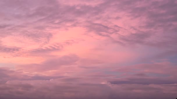 Cielo suavemente púrpura con nubes rosadas durante el atardecer o la salida del sol en un clima tropical — Vídeos de Stock