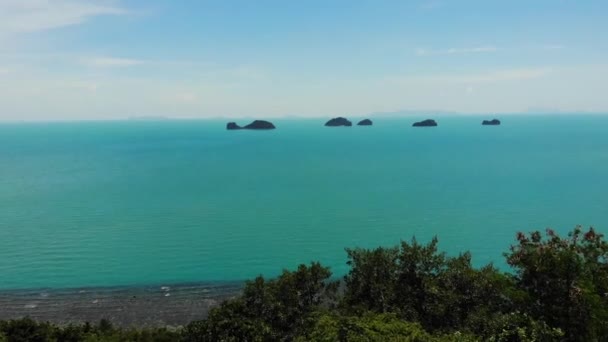 Fem systeröar i fridfullt vatten. Förtrollande landskap, grönska och djupt lugnt vatten, Samui Thailand. Koppla av resor semester resort koncept. Bird eye panorama antenn drönare ovanifrån — Stockvideo