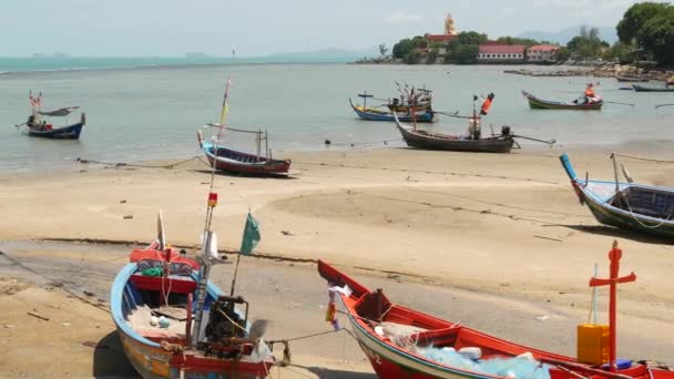 タイのサムイ島の楽園熱帯エキゾチックな島の海辺にある穏やかな水と古いイスラム教徒の釣りのロングテールボートに囲まれた大きな仏寺。文化と宗教の平和共存. — ストック動画