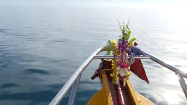 Barco pesquero con amuletos entrando en puerto. Barco brillante con amuletos religiosos tailandeses flotando hacia el puerto del centro de buceo en Ko Tao Paradise Island en Tailandia. — Vídeo de stock