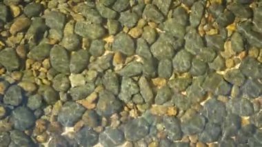 Temiz yuvarlak taşlar kristal suda açıkça görülebilir. Temiz kristal sudan ve Tayland 'daki deniz tabanında veya dağ nehrinde yuvarlak gri çakıl taşlarından. Doğal arkaplan