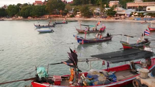 Büyük Buda tapınağı sakin sularla çevrili ve Tayland 'daki Samui cennet tropikal adasının sahil kıyısında yaşlı Müslüman balıkçı tekneleri. Kültür ve dinlerin barışçıl bir arada yaşaması. — Stok video