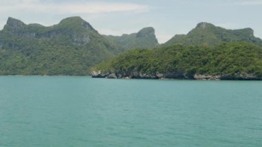 Ang Thong Ulusal Deniz Parkı 'nda, Samui Cennet Turistik Tesisi' nin yanındaki bir grup ada. Tayland Körfezi 'nde takımadalar. Idyllic turkuaz deniz doğal arka planı kopyalama alanı ile