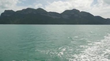 Ang Thong Ulusal Deniz Parkı 'nda, Samui Cennet Turistik Tesisi' nin yanındaki bir grup ada. Tayland Körfezi 'nde takımadalar. Idyllic turkuaz deniz doğal arka planı kopyalama alanı ile