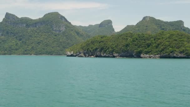 Groep van eilanden in de oceaan op Ang Thong National Marine Park in de buurt van toeristische Samui paradijs tropische badplaats. Archipel in de Golf van Thailand. Idyllische turquoise zee natuurlijke achtergrond met kopieerruimte — Stockvideo