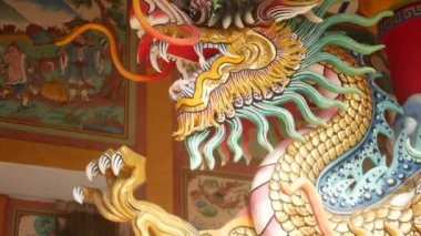 Dragon dini renkli heykel. Çince Geleneksel tarzda süsler ile dekore edilmiş türbe. Sanat Mimarlık, Tayland Budist sanat muhteşem tapınak. Doğu kültüründe kutsal bir hayvan.