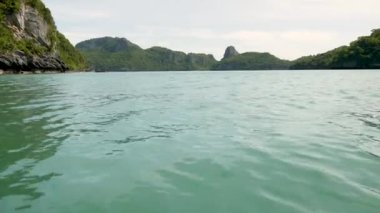 Ang Thong Ulusal Deniz Parkı 'nda, Samui Cennet Turistik Tesisi' nin yanındaki bir grup ada. Tayland Körfezi 'nde takımadalar. Idyllic turkuaz deniz doğal arka planı kopyalama alanı ile