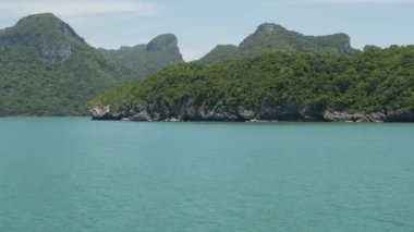 Ang Thong Ulusal Deniz Parkı 'nda, Samui Cennet Turistik Tesisi' nin yanındaki bir grup ada. Tayland Körfezi 'nde takımadalar. Idyllic turkuaz deniz doğal arka planı kopyalama alanı ile