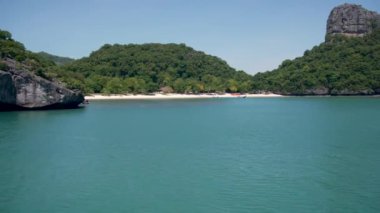Ang Thong Ulusal Deniz Parkı 'nda, Samui Cennet Turistik Tesisi' nin yanındaki bir grup ada. Tayland Körfezi 'nde takımadalar. Idyllic turkuaz deniz doğal arka planı kopyalama alanı ile