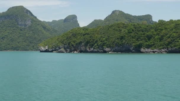 Ang Thong Ulusal Deniz Parkı 'nda, Samui Cennet Turistik Tesisi' nin yanındaki bir grup ada. Tayland Körfezi 'nde takımadalar. Idyllic turkuaz deniz doğal arka planı kopyalama alanı ile — Stok video