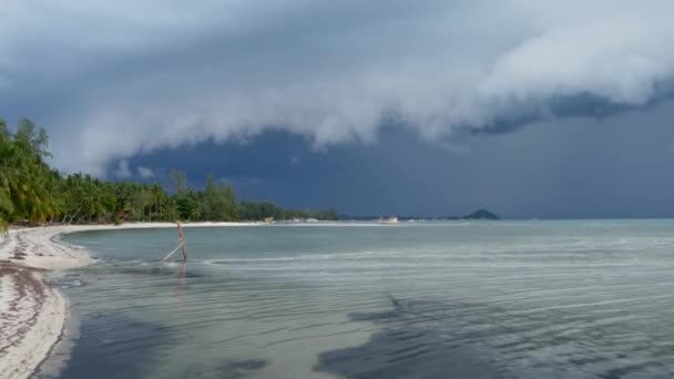 Wehendes blaues Meer, sandiges Ufer der Insel Koh Samui während der Regenzeit, Thailand. Hurrikan und Sturmwarnung am exotischen Strand des tropischen Ozeans. Schneller Wind und unheilvolle Wolken. Gefahr Taifun-Gewitter — Stockvideo