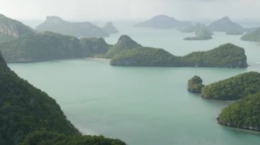 Ang Thong Ulusal Deniz Parkı 'ndaki Ang Thong Adaları' nın turistik Samui cenneti tropikal tatil beldesi yakınlarındaki kuş bakışı panoramik manzarası. Tayland Körfezi 'nde takımadalar. İdealik doğal arkaplan