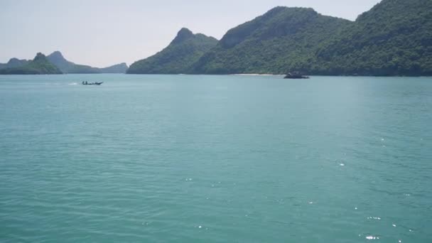 Grupp av öar i havet vid Ang Thong National Marine Park nära turistiska Samui paradis tropiska resort. Skärgård i Thailändska viken. Idyllisk turkos hav naturlig bakgrund med båt — Stockvideo