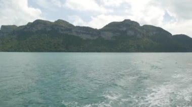 Ang Thong Ulusal Deniz Parkı 'nda, Samui Cennet Turistik Tesisi' nin yanındaki bir grup ada. Tayland Körfezi 'nde takımadalar. Idyllic turkuaz deniz doğal arka planı kopyalama alanı ile
