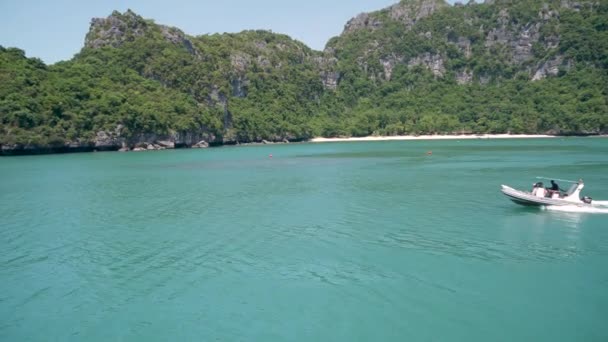 Grupo de ilhas no oceano em Ang Thong National Marine Park perto turístico Samui paraíso resort tropical. Arquipélago no Golfo da Tailândia. Mar azul-esverdeado idílico fundo natural com espaço de cópia — Vídeo de Stock