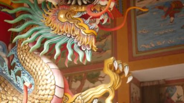 Dragon dini renkli heykel. Çince Geleneksel tarzda süsler ile dekore edilmiş türbe. Sanat Mimarlık, Tayland Budist sanat muhteşem tapınak. Doğu kültüründe kutsal bir hayvan.