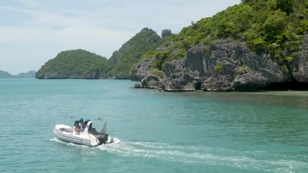 Група островів в океані в національному парку морської піхоти Енг-Тонг поблизу туристичного тропічного курорту Самуї. Архіпелаг в Тайській затоці. Ідилічний бірюзовий море природне тло з човном — стокове відео