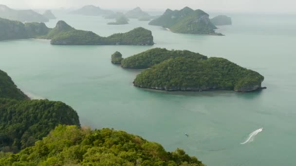 Oiseau vue aérienne panoramique sur les îles de l'océan au parc marin national Ang Thong près de Samui paradis touristique station tropicale. Archipel dans le golfe de Thaïlande. Fond naturel idyllique — Video