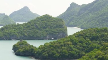 Ang Thong Ulusal Deniz Parkı 'ndaki Ang Thong Adaları' nın turistik Samui cenneti tropikal tatil beldesi yakınlarındaki kuş bakışı panoramik manzarası. Tayland Körfezi 'nde takımadalar. İdealik doğal arkaplan
