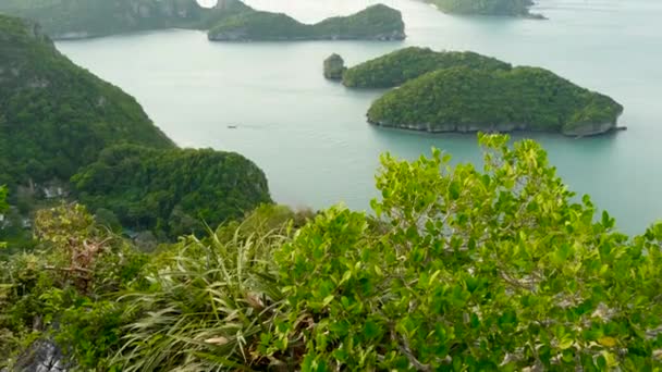 Пташині очі панорамний вид на острови в океані в національному парку морської піхоти Енг-Тонг поблизу туристичного тропічного курорту Самуї. Архіпелаг в Тайській затоці. Ідилічне природне походження — стокове відео