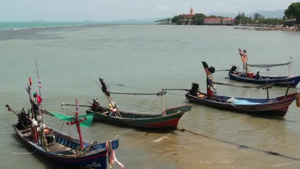 タイのサムイ島の楽園熱帯エキゾチックな島の海辺にある穏やかな水と古いイスラム教徒の釣りのロングテールボートに囲まれた大きな仏寺。文化と宗教の平和共存. — ストック動画