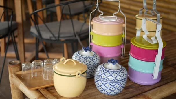 Berbagai hidangan untuk piknik dan rem. Warna cerah perlengkapan berkemah untuk piknik dan rem di atas meja kayu di asia — Stok Video
