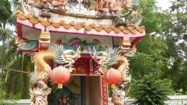 Religiosa escultura colorida de Dragão. Santuário em estilo tradicional chinês decorado com ornamentos. Arquitetura de arte, obra de arte budista templo espetacular na Tailândia. Um animal santo na cultura oriental . — Vídeo de Stock